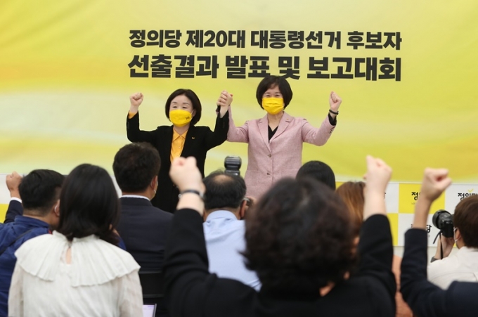 심상정 의원(정의당·경기 고양갑)과 이정미 전 정의당 대표가 20대 대통령선거 정의당 후보 자리를 놓고 격돌한다. 사진은 6일 서울 국회에서 열린 '정의당 대선후보 선출결과 발표 및 보고대회'에서 손을 들어 보이고 있는 심 의원(왼쪽)과 이 전 대표(오른쪽) 모습. /사진=뉴스1