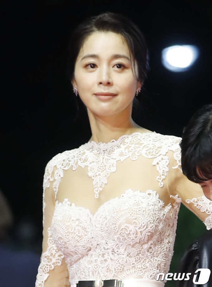 배우 서영희가 6일 오후 부산광역시 우동 영화의 전당에서 열린 '제26회 부산국제영화제(BIFF)' 개막식 레드카펫 행사에 참석하고 있다. 2021.10.6/뉴스1 © News1 권현진 기자