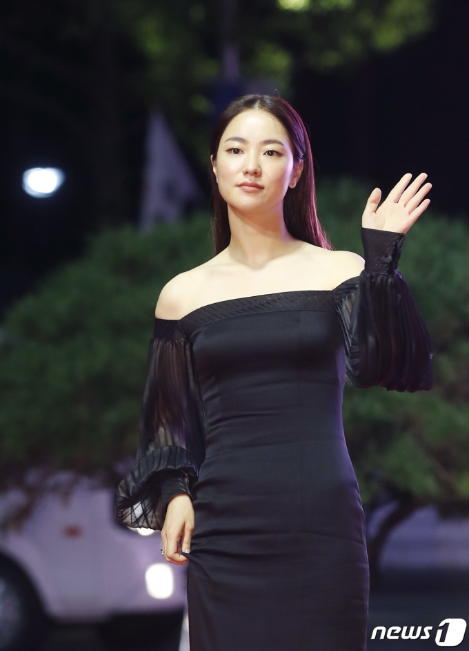 배우 전여빈이 6일 오후 부산광역시 우동 영화의 전당에서 열린 '제26회 부산국제영화제(BIFF)' 개막식 레드카펫 행사에 참석하고 있다. 2021.10.6/뉴스1 © News1 권현진 기자