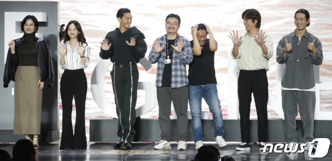 배우 김현주(왼쪽부터), 원진아, 유아인, 연상호 감독, 양익중, 박정민, 김도윤이 8일 오후 부산 해운대구 영화의전당 야외극장에서 열린 제26회 부산국제영화제 초청작 '지옥' 오픈토크에 참석해 인사를 하고 있다. 2021.10.8/뉴스1 © News1 권현진 기자