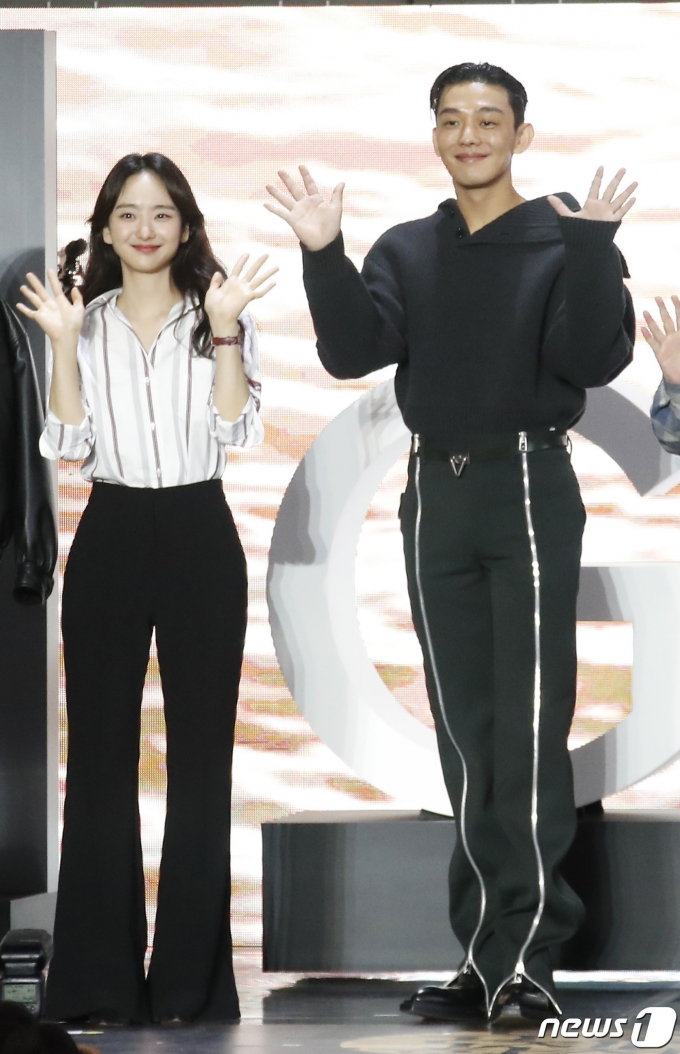 배우 원진아, 유아인(오른쪽)이 8일 오후 부산 해운대구 영화의전당 야외극장에서 열린 제26회 부산국제영화제 초청작 '지옥' 오픈토크에 참석해 인사를 하고 있다. 2021.10.8/뉴스1 © News1 권현진 기자
