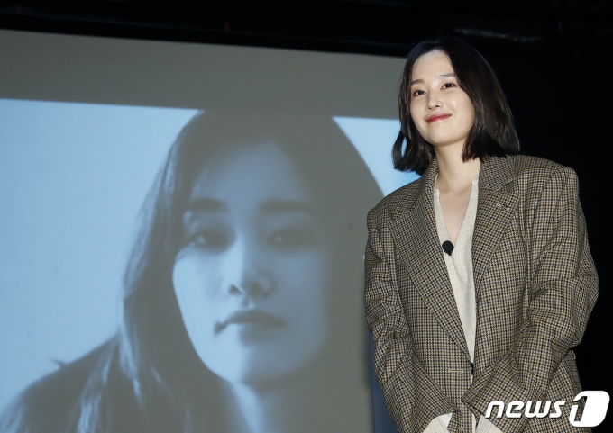 배우 전종서가 8일 오후 부산 해운대구 우동 KNN시어터에서 열린 ‘제26회 부산국제영화제 액터스 하우스에 참석해 포즈를 취하고 있다. 2021.10.8/뉴스1 © News1 권현진 기자