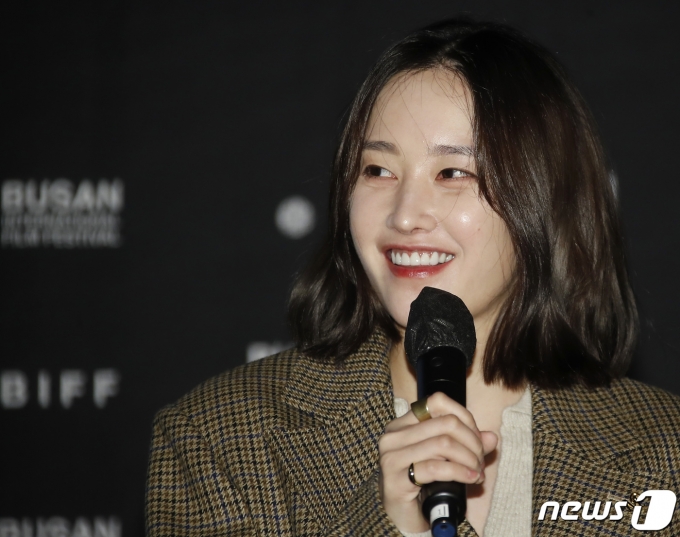 배우 전종서가 8일 오후 부산 해운대구 우동 KNN시어터에서 열린 ‘제26회 부산국제영화제 액터스 하우스에 참석해 미소를 짓고 있다. 2021.10.8/뉴스1 © News1 권현진 기자