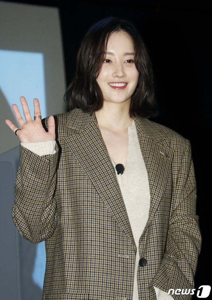 배우 전종서가 8일 오후 부산 해운대구 우동 KNN시어터에서 열린 ‘제26회 부산국제영화제 액터스 하우스에 참석해 포즈를 취하고 있다. 2021.10.8/뉴스1 © News1 권현진 기자