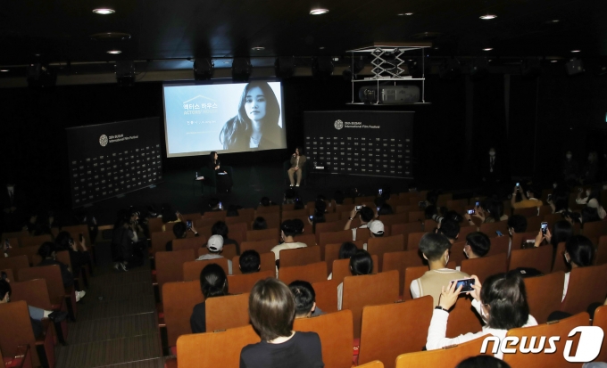 배우 전종서가 8일 오후 부산 해운대구 우동 KNN시어터에서 열린 ‘제26회 부산국제영화제 액터스 하우스에 참석해 인사말을 하고 있다. 2021.10.8/뉴스1 © News1 권현진 기자