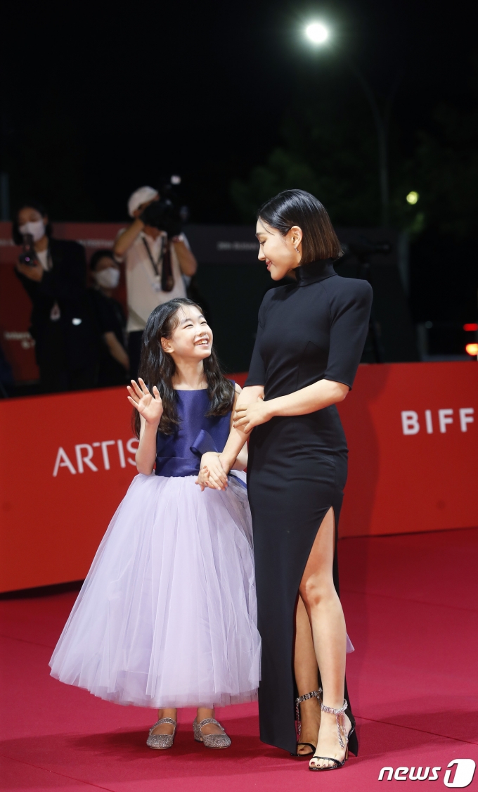 배우 박소이, 최희서(오른쪽)가 6일 오후 부산광역시 우동 영화의 전당에서 열린 '제26회 부산국제영화제(BIFF)' 개막식 레드카펫 행사에 참석하고 있다. © News1 권현진 기자