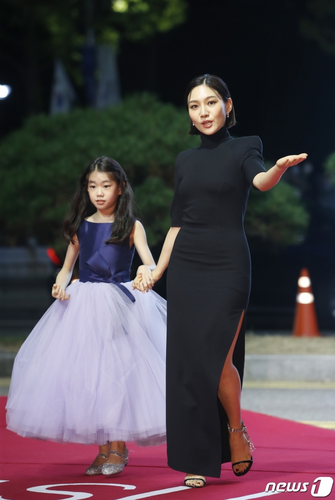 배우 박소이, 최희서(오른쪽)가 6일 오후 부산광역시 우동 영화의 전당에서 열린 '제26회 부산국제영화제(BIFF)' 개막식 레드카펫 행사에 손을 꼭 잡고 참석하고 있다.  © News1 권현진 기자