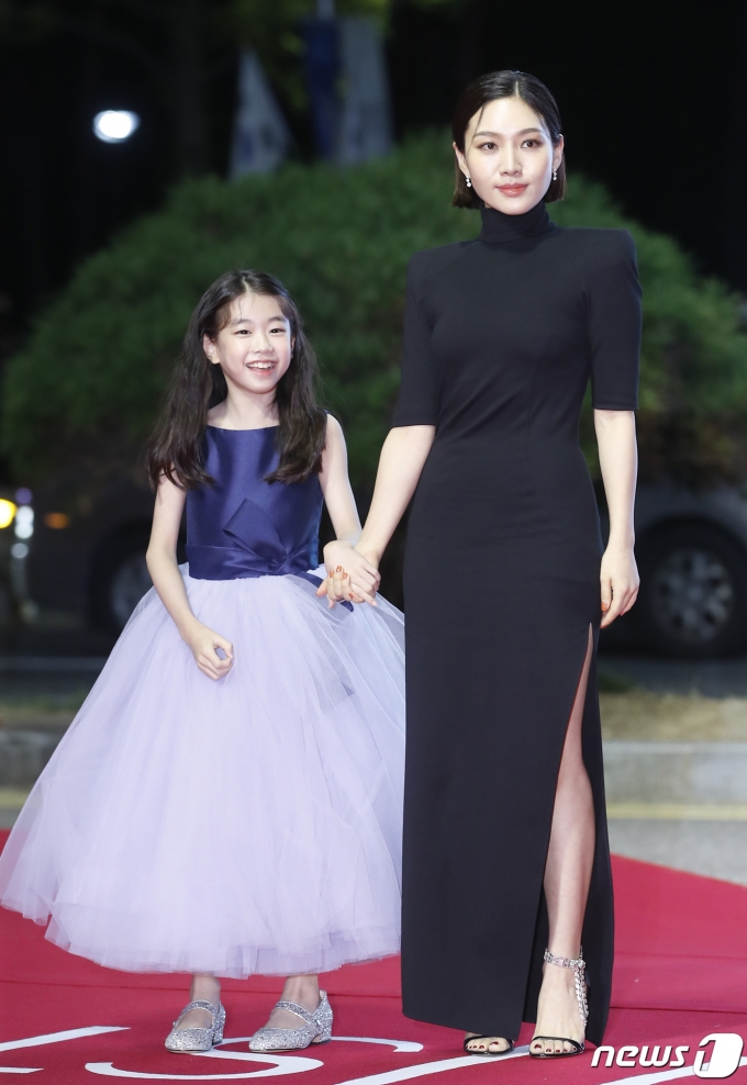 배우 박소이, 최희서(오른쪽)가 6일 오후 부산광역시 우동 영화의 전당에서 열린 '제26회 부산국제영화제(BIFF)' 개막식 레드카펫 행사에 참석해 포즈를 취하고 있다. © News1 권현진 기자