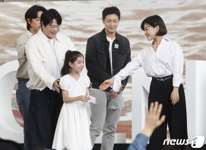 배우 최희서(오른쪽)가 8일 부산 영화의전당 야외무대에서 열린 옴니버스 프로젝트 '언프레임드‘ 단편 '반디' 무대 인사에 참석해 박소이를 챙기고 있다. © News1 권현진 기자
