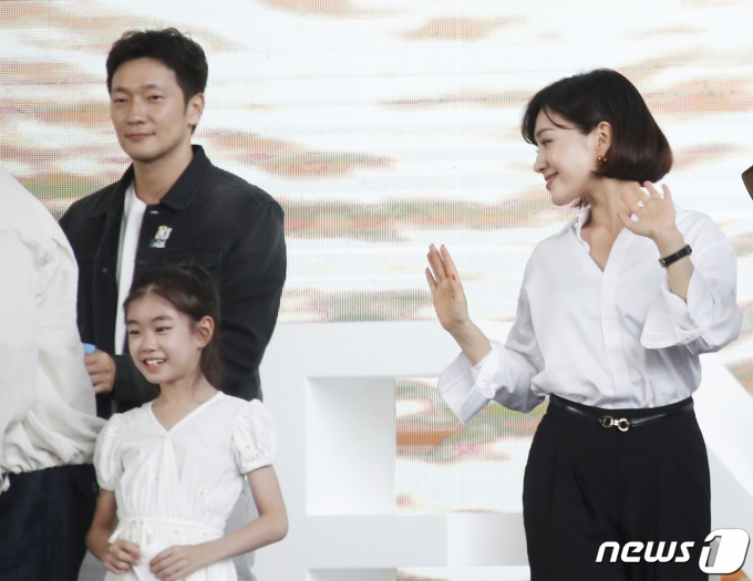 배우 최희서(오른쪽)가 8일 부산 영화의전당 야외무대에서 열린 옴니버스 프로젝트 '언프레임드‘ 단편 '반디' 무대 인사에 참석해 박소이를 바라보고 있다. © News1 권현진 기자