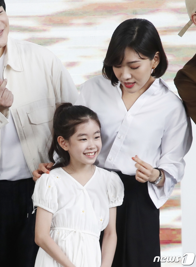 배우 최희서(오른쪽)가 8일 부산 영화의전당 야외무대에서 열린 옴니버스 프로젝트 '언프레임드‘ 단편 '반디' 무대 인사에 참석해 박소이에게 하트를 하자고 이야기 하고 있다. © News1 권현진 기자