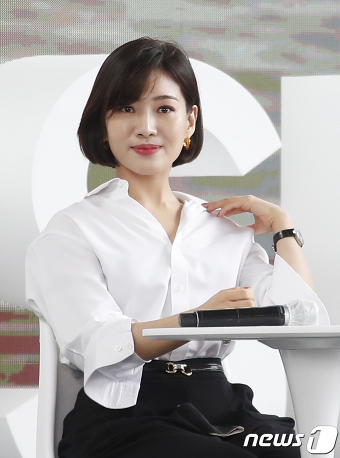 배우 최희서가 8일 부산 영화의전당 야외무대에서 열린 옴니버스 프로젝트 '언프레임드‘ 단편 '반디' 무대 인사에 참석해 인사를 하고 있다. © News1 권현진 기자