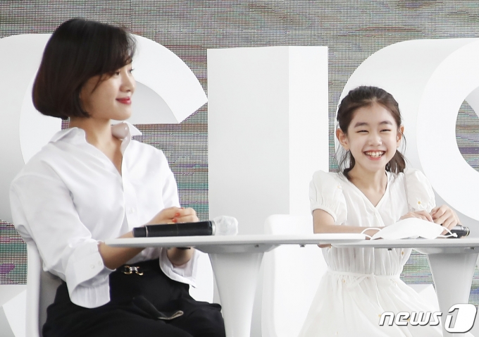 배우 박소이가 8일 부산 영화의전당 야외무대에서 열린 옴니버스 프로젝트 '언프레임드‘ 단편 '반디' 무대 인사에 참석해 최희서에 대한 무한 사랑을 이야기 하고 있다.  © News1 권현진 기자