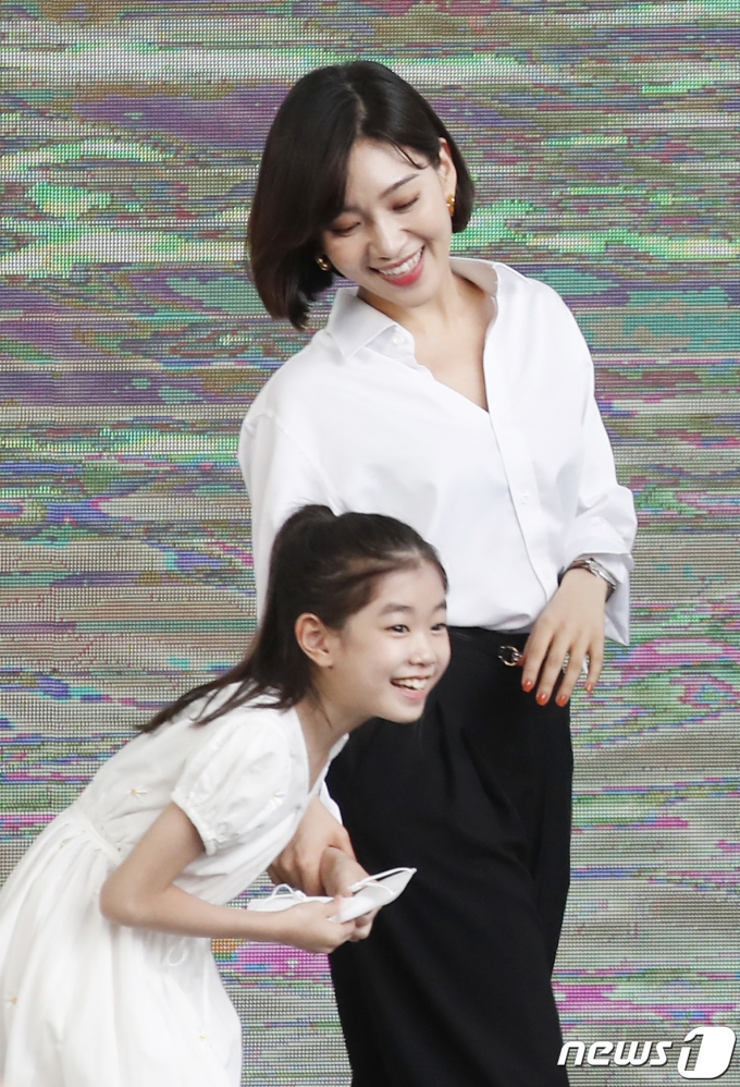 배우 박소이, 최희서(오른쪽)가 8일 부산 영화의전당 야외무대에서 열린 단편 '반디' 무대 인사에 참석하고 있다.  © News1 권현진 기자