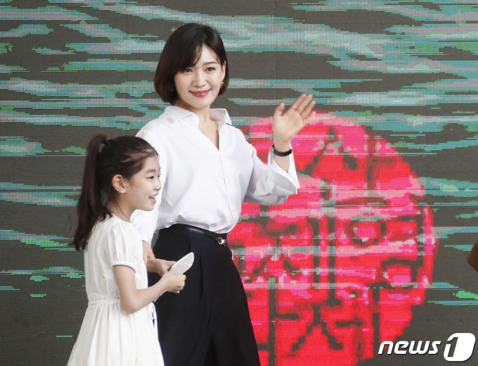 배우 박소이, 최희서(오른쪽)가 8일 부산 영화의전당 야외무대에서 열린 옴니버스 프로젝트 '언프레임드‘ 단편 '반디' 무대 인사에 참석해 인사를 하고 있다. © News1 권현진 기자