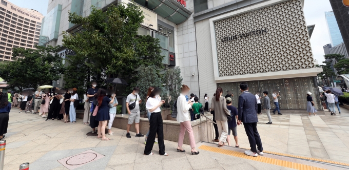 희소성 있는 상품을 웃돈을 받고 되팔아 수익을 얻는 리셀테크가 각광받고 있다. 샤넬 가방으로 수익을 내는 ‘샤테크’(샤넬+재테크)라는 신조어도 생겨났다. 사진은 지난 6월 샤넬 가격 인상 소식에 시민들이 서울시내 한 백화점에서 샤넬매장 입장을 기다리며 줄지어 서 있는 모습. /사진=뉴스1