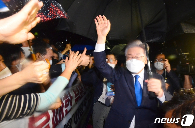 이재명 더불어민주당 대선 후보가 이낙연 전 대표의 불복에 대한 입장을 밝혔다. 이 후보는 "당이 상식과 원칙에 따라 처리할 것"이라고 전했다. 사진은 이재명 경기도지사가 10일 오후 서울 송파구 올림픽공원 SK올림픽핸드볼경기장에서 열린 민주당 서울 합동연설회를 마치고 지지자들과 인사하고 있는 모습./사진=뉴스
