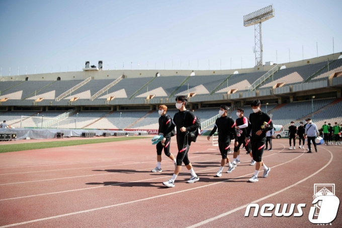 [사진] 아자디스타디움 들어서는 대한민국 축구대표팀