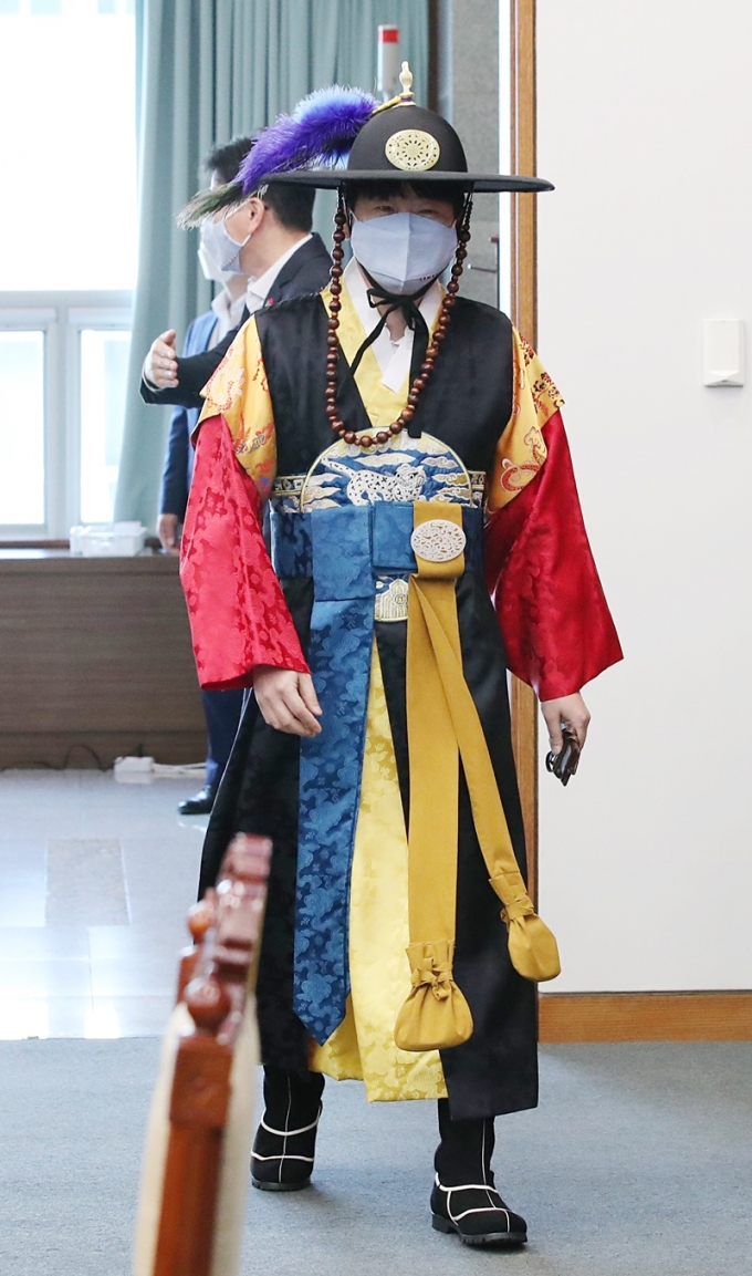 한복 주간을 맞아 12일 탁현민 청와대 의전비서관이 의장대 옷을 입었다. 사진은 전통의상을 입은 탁 비서관. /사진=뉴시스
