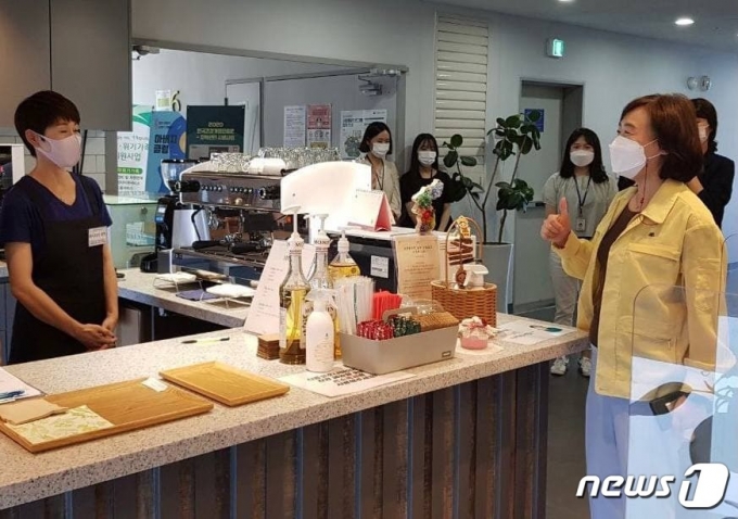김경선 여성가족부 차관이 21일 오후 서울 동대문구 건강가정·다문화가족지원센터를 방문, 코로나19 방역 조치 현황을 살펴보고 센터 직원들을 격려하고 있다. (여성가족부 제공) 2021.7.21/뉴스1