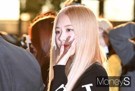 그룹 블랙핑크 로제가 '스트릿 우먼 파이터'에 출연하고 있는 친구 리정을 응원했다 논란의 중심에 섰다. /사진=장동규 기자
