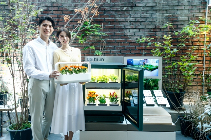 서울 성수동에 위치한 복합문화공간 ‘플라츠’에 15일부터 11월 초까지 운영하는 신개념 식물생활가전 ‘LG 틔운’ 팝업스토어인 ‘틔운 하우스’에서 모델들이 LG 틔운과 LG 틔운 미니를 체험하고 있다. / 사진=LG전자