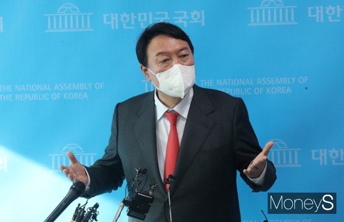 윤석열 전 검찰총장(사진)이 지난 13일 홍준표 국민의힘 의원과 유승민 전 의원을 향해 정신머리부터 바꿔야 한다고 지적하자 홍 의원과 유 전 의원이 강하게 반박했다. 사진은 지난달 8일 윤 전 총장이 국회에서 고발 사주 관련 기자회견을 하는 모습. /사진=임한별 기자 