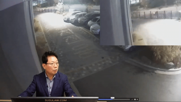 울산 한 아파트 단지에서 주행을 하던 오토바이 운전자가 강아지가 짖는 소리에 놀라 넘어졌다. 운전자는 손해배상금으로 3400만원을 요구했다. /영상=한문철 TV 캡처