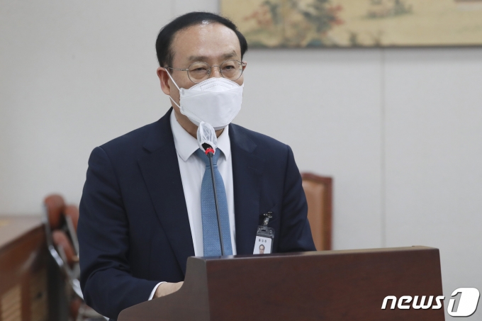 오세정 서울대학교 총장이 14일 오전 서울 여의도 국회에서 열린 교육위원회의 국립대학법인 서울대학교, 국립대학법인 인천대학교, 한국방송통신대학교, 서울교육대학교 등 국정감사에서 업무보고를 하고 있다. 2021.10.14/뉴스1 © News1 이동해 기자