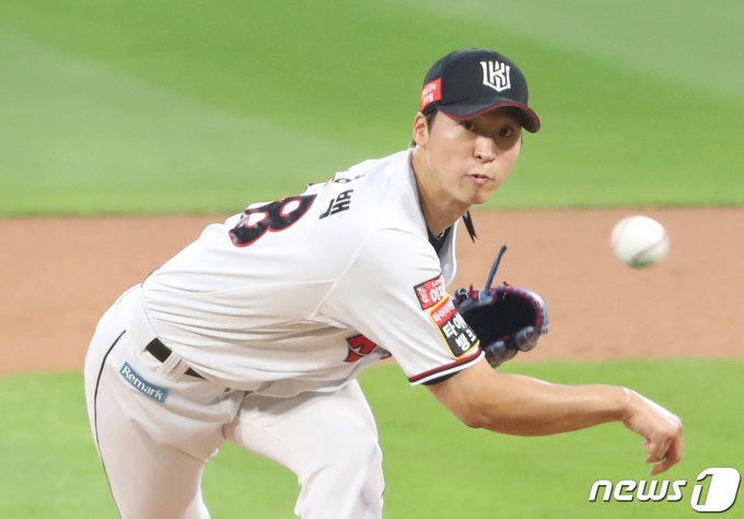 26일 오후 경기도 수원시 장안구 KT위즈파크에서 열린 ‘2021 신한은행 SOL KBO리그’ KT 위즈와 SSG 랜더스의 경기, KT 선발투수 엄상백이 공을 던지고 있다. 2021.8.26/뉴스1 © News1 김영운 기자