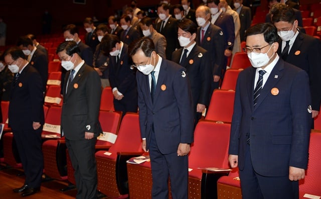 창원시 마산회원구 3‧15아트센터 대극장에서 제42주년 부마민주항쟁 기념식이 열렸다. 사진은 김부겸(앞줄 왼쪽) 총리 및 정치계 인사들이 순국선열 및 민주화운동 희생자분들께 드리는 묵념을 하는 모습. /뉴스1