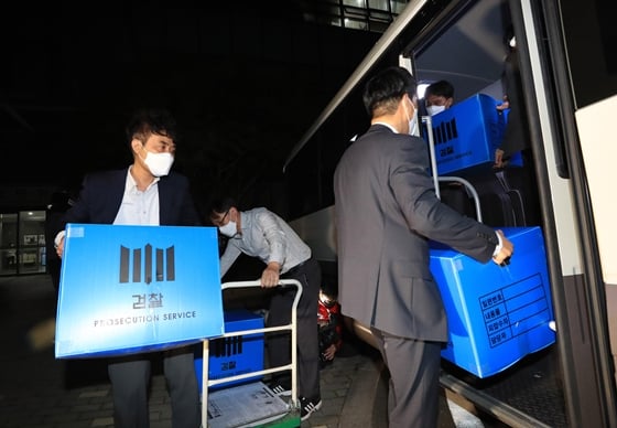미국에 체류 중이던 대장동 개발 로비·특혜 의혹의 핵심 인물 남욱 변호사가 18일 오전 5시께 인천공항에 도착해 검찰의 조사를 받을 예정이다. 대장동 개발 특혜·로비 의혹을 수사 중인 검찰이 성남시청 압수수색이 끝난 지난 15일 경기도 성남시 중원구 성남시청에서 검찰 관계자가 압수품을 차량에 싣고 있다. /사진=뉴스1