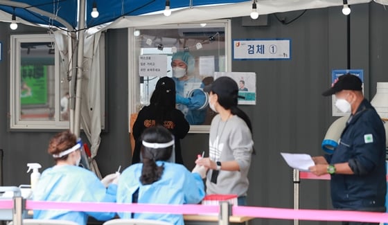 코로나19 신규 확진자는 지난 9일 이후 9일째 1000명대를 유지하며 완연한 감소세를 보이고 있다. /사진=뉴스1
