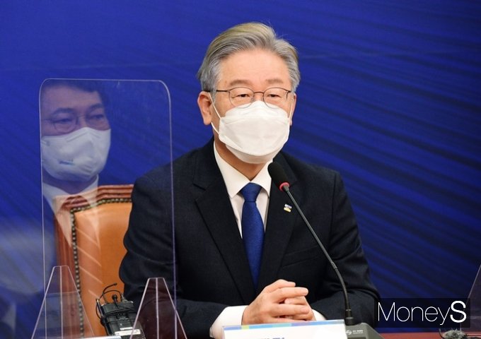 더불어민주당 대선 후보 이재명 경기도지사가 18일 국회 국정감사에 출석한다. 이에 이 지사가 대장동 관련 공세를 돌파할 수 있을지 관심이 쏠린다. /사진=임한별 기자 