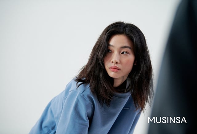 온라인 패션 스토어 무신사가 넷플릭스 시리즈 '오징어 게임'의 새벽 역을 맡아 전 세계적으로 뜨거운 화제를 일으킨 대세 배우 정호연을 브랜드를 대표하는 모델로 발탁했다./사진제공=무신사 