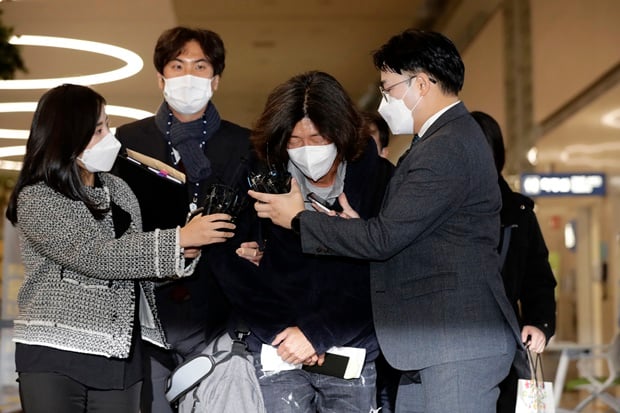 대장동 개발사업 특혜 의혹 사건의 핵심인물로 지목된 유동규 전 성남도시개발공사 기획본부장에게 억대 뇌물을 준 의혹을 받는 정재창씨가 최근 검찰 조사를 받은 것으로 18일 확인됐다. 사진은 대장동 개발 특혜 의혹의 핵심인물 중 한 명인 남욱 변호사가 18일 오전 인천국제공항에서 검찰에 긴급 체포돼 차량으로 향하며 고개를 숙인 모습. /사진=뉴스1