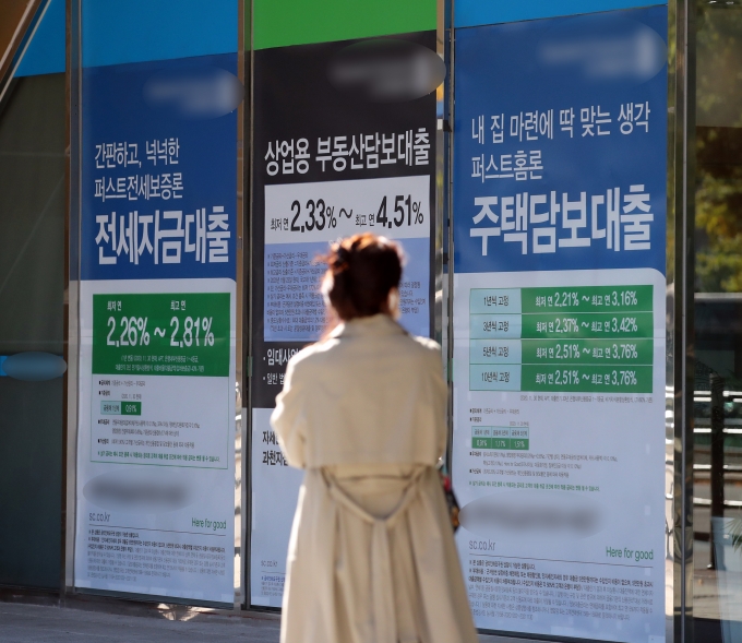금융당국이 이르면 이번주 가계부채 추가대책을 내놓는다. 사진은 지난 17일 오후 서울 시내 한 은행에 대출 관련 안내문이 붙어있는 모습./사진=뉴스1