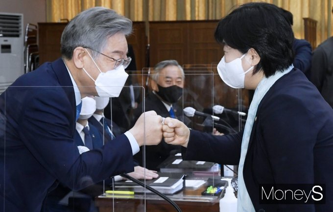 [머니S포토] 2021 국회 행안위 국감, 인사 나누는 이재명-서영교
