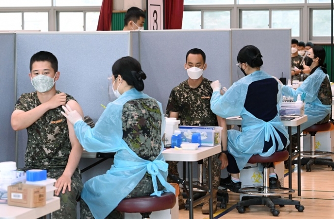국방부가 18일 군 내 신종 코로나바이러스 감염증(코로나19) 추가 확진자가 발생하지 않았다고 발표했다. 사진은 지난 6월24일 경기 고양시 육군 9사단(백마부대)에서 장병들이 백신를 접종하는 모습. /사진=뉴스1