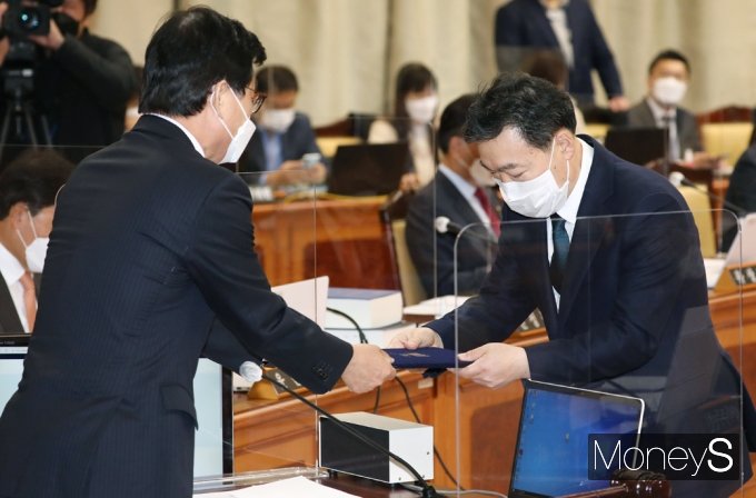 [머니S포토] 2021 법사위 국감, 선서문 전달하는 김오수 검찰총장