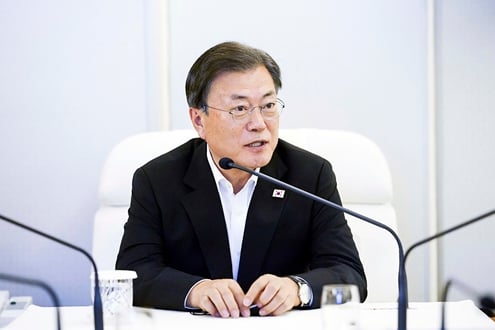 문재인 대통령이 신종 코로나바이러스 감염증(코로나19) 얀센 백신 접종자에 대한 추가접종 계획을 조속히 세울것을 지시했다. 사진은 지난 9월23일(현지시각) 공군 1호기로 귀국 중 기내에서 기자들과 간담회를 하는 문 대통령 모습. /사진=뉴스1