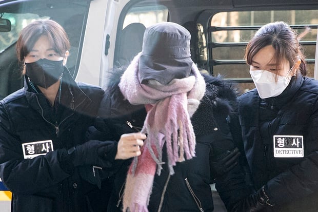 집행유예 기간 중 마약을 투약한 혐의 등으로 1심에서 징역 2년형을 받은 남양유업 창업주의 외손녀 황하나씨(33)가 항소심 첫 공판에서 진술을 번복하고 필로폰 투약 혐의를 인정했다. 사진은 황씨가 지난 1월7일 오전 서울 마포구 서울서부지방법원에서 열린 구속 전 피의자심문(영장실질심사)에 출석하는 모습. /사진=뉴스1