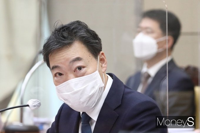 [머니S포토] 대장동 사건 수사 관련 질의 답하는 대검 '김오수'