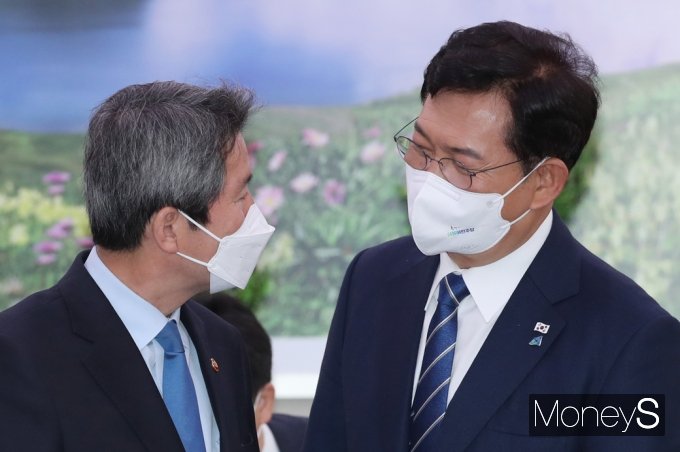 [머니S포토] 2021 통일부 국감, 대화 나누는 이인영·송영길