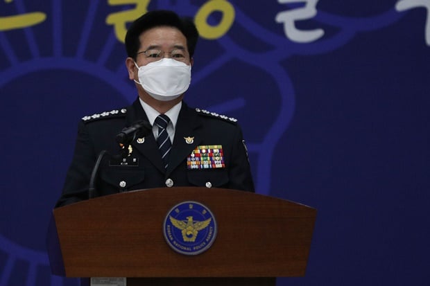 김창룔 경찰청장이 대장동 개발 특혜 의혹을 수사하는 검찰과 경찰 사이에 불협화음이 있다는 질문에 대해 신속한 협조가 이뤄질 것이라고 말한 가운데 곽상도 의원(무소속·대구 중구남구) 아들의 퇴직금 의혹에 관해 검찰 송치 여부를 검토하고 있다고 밝혔다. 사진은 김 청장이 18일 오전 서울 서대문구 경찰청에서 경찰 교육·훈련 혁신 비전 대국민 발표 자리에서 발표하는 모습. /사진=뉴스1