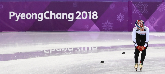 쇼트트랙 대표팀은 지난 17일 인천국제공항을 통해 2021-22 국제빙상경기연맹(ISU) 쇼트트랙 월드컵 1차대회에 참가하기 위해 중국 베이징으로 출국했다.  대표팀은 지난 시즌에 입었던 기존 유니폼을 입고 나설 예정이다. 사진은 지난 2018년  강원 강릉 아이스아레나에서 열리는 2018평창동계올림픽에 출전한 임효준. /사진= 뉴스1
