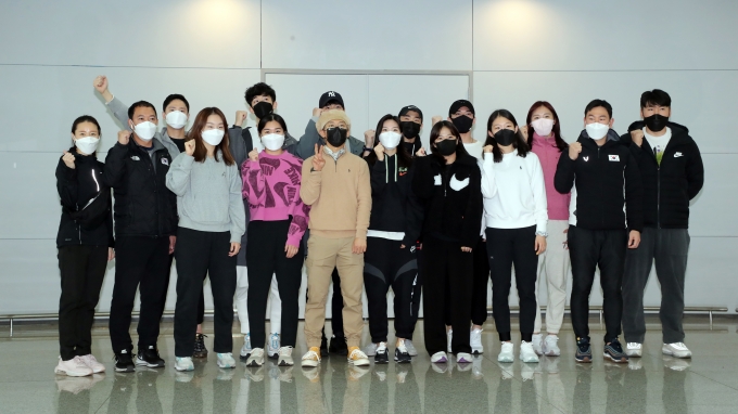 쇼트트랙 대표팀은 지난 17일 인천국제공항을 통해 2021-22 국제빙상경기연맹(ISU) 쇼트트랙 월드컵 1차대회에 참가하기 위해 중국 베이징으로 출국했다. /사진= 뉴스1