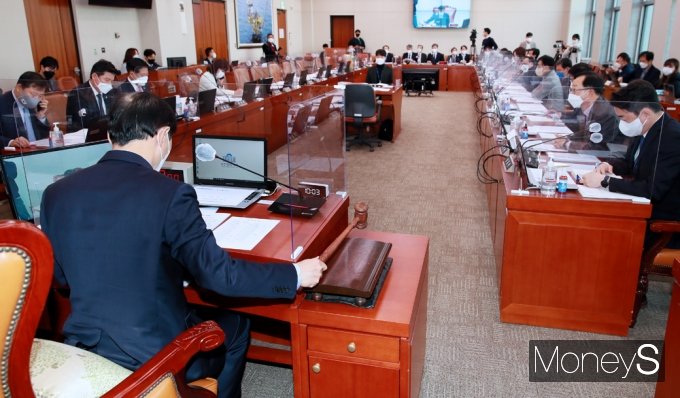 [머니S포토] 코트라·무보·산당공 등 2021 산자중기위 국감 주재하는 '이학영'