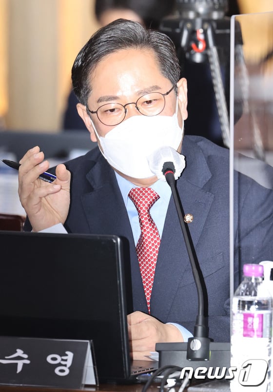 박수영 국민의힘 의원이 18일 오전 경기도 수원시 팔달구 경기도청에 열린 국정감사에서 질의하고 있다. / 사진=경기사진공동취재단