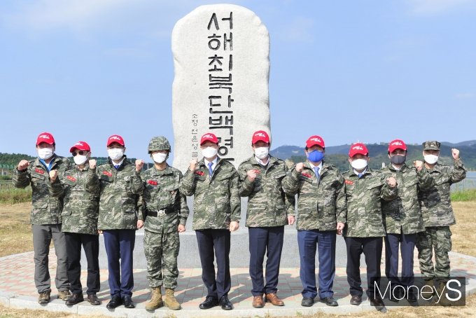[머니S포토] 서해최북단비 찾은 국방위원들